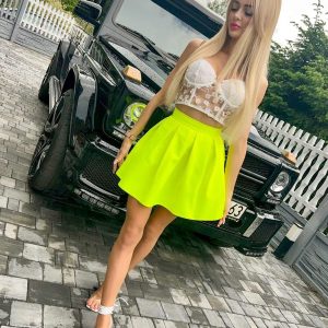 czarna, czarna spódniczka, elegancka, elegancka spódniczka, fluo, luźny styl, mała czarna, moda, modna, modna spódniczka, neon, neony żółty, nowa, rozkloszowana, spódnica, spódniczka, spódniczka jaskrawa, spódniczka na zamek, spódniczka neonowa, spódniczka rozkloszowana, spódniczka w zakładki, stylowa, wygodna, wygodna spódniczka, zakładki