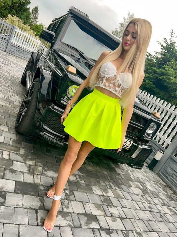 czarna, czarna spódniczka, elegancka, elegancka spódniczka, fluo, luźny styl, mała czarna, moda, modna, modna spódniczka, neon, neony żółty, nowa, rozkloszowana, spódnica, spódniczka, spódniczka jaskrawa, spódniczka na zamek, spódniczka neonowa, spódniczka rozkloszowana, spódniczka w zakładki, stylowa, wygodna, wygodna spódniczka, zakładki