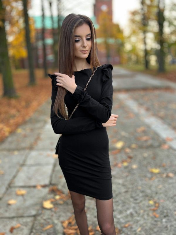 czerwona sukienka, dopasowana, dopasowana sukienka, dopasowany krój, elegancka, elegancka sukienka, falbanki, modna, modna sukienka, niska cena, nowa, nowoczesna, ołówkowa sukienka, stylowa, sukienka, sukienka na imprezę, sukienka na święta, sukienka na sylwestra, sukienka na wesele, sukienka z falbankami, sukienka z zimę, tania, wygodna, wygodna sukienka