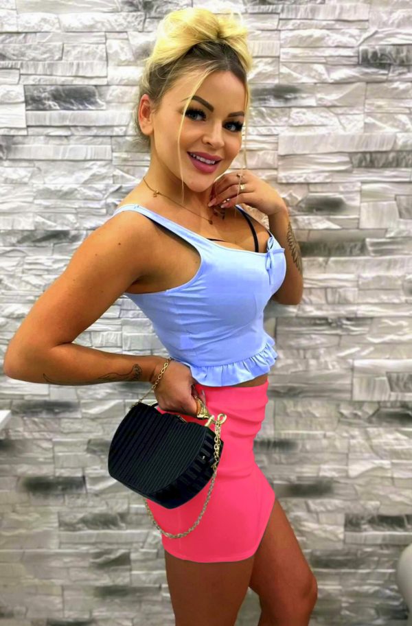 elegancka, lato, luźny styl, modna, na gumce, neonowy róż, ołówkowa, przed kolano, spódnica, spódniczka, spódniczka midi, spódniczka na gumce, spódniczka na lato, spódniczka neon, spódniczka neonowa, spódniczka ołówkowa, spódniczka przed kolano, sportowa spódniczka, stylowa, wygodna